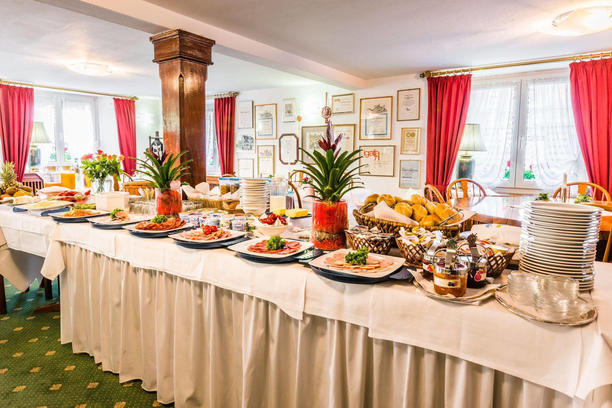Hotel Goldener Sternen Констанц Экстерьер фото